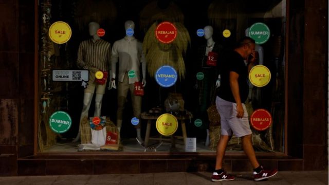 Испанцы запрещают подсвечивать витрины неработающих магазинов