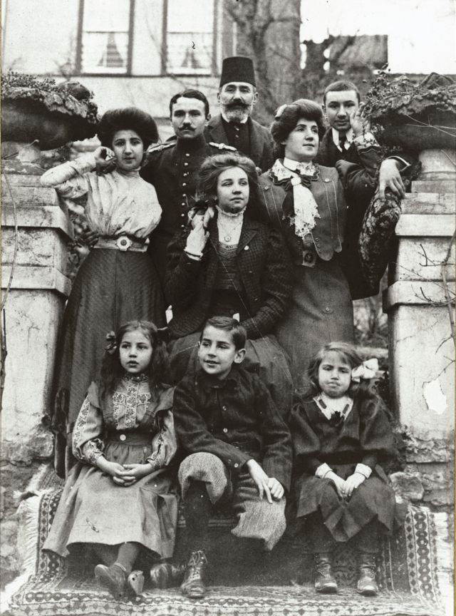 Şakir Paşa ailesi, Büyükada. En ön sol başta Fahrelnissa Zeid oturuyor.