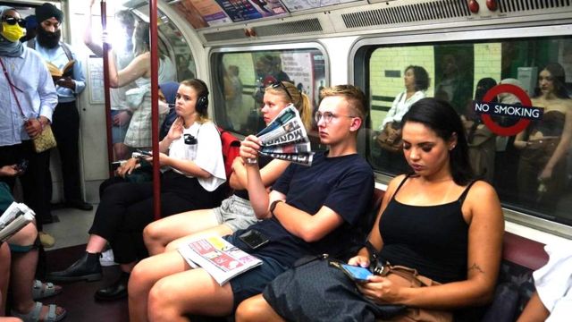 Passageiros no metrô de Londres