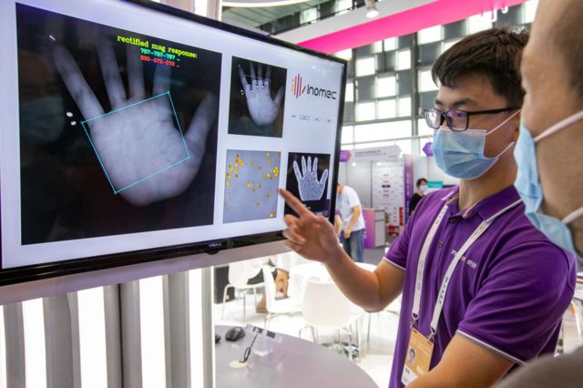 Una empresa china exhibe tecnología biométrica de la palma de la mano en una feria de inteligencia artificial en 2021 en Shanghai.