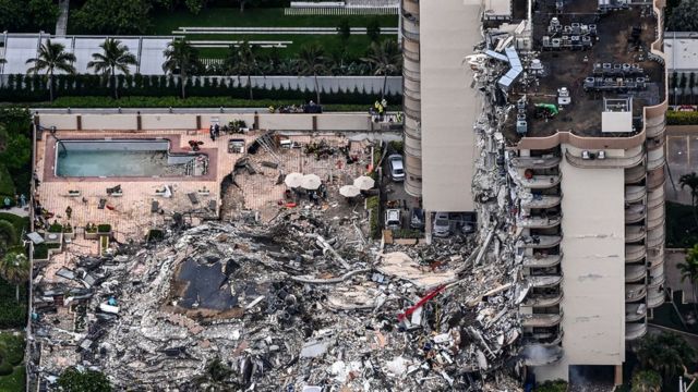 Vista aérea del edificio derrumbado.