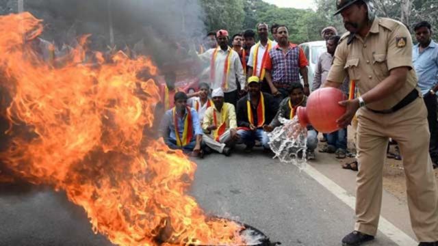 कर्नाटक में तमिलनाडु सरकार के ख़िलाफ़ गुस्सा