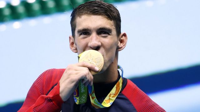 Michael Phelps besa su medalla de oro