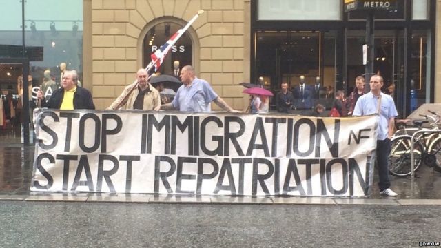"Pare a imigração e comece a repatriação", diz cartaz de manifestantes