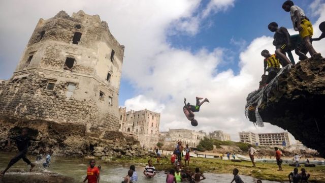 Carruur ku dabaalaneysa meel u dhow dhismahan qadiimga ah ee Muqdisho.