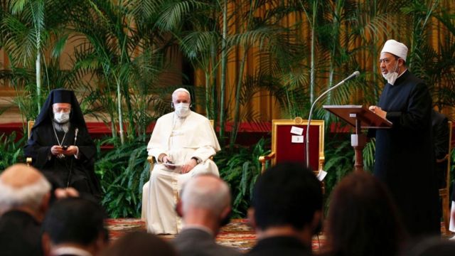 شيخ الأزهر الإمام أحمد الطيب متحدثاً أمام ممثلي الأديان