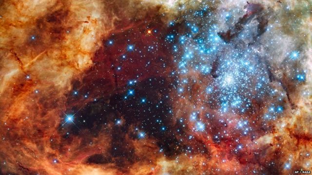 R136 katika 30 Doradus Nebula, inavyoonekana kwa kutumia darubini ya Hubble ya NASA