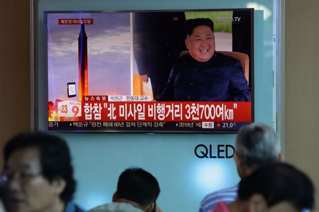 Pantalla que muestra al líder de Corea del Norte, Kim Jong-un, y el lanzamiento de un misil el 15 de septiembre de 2017 en Seúl, Corea del Sur.