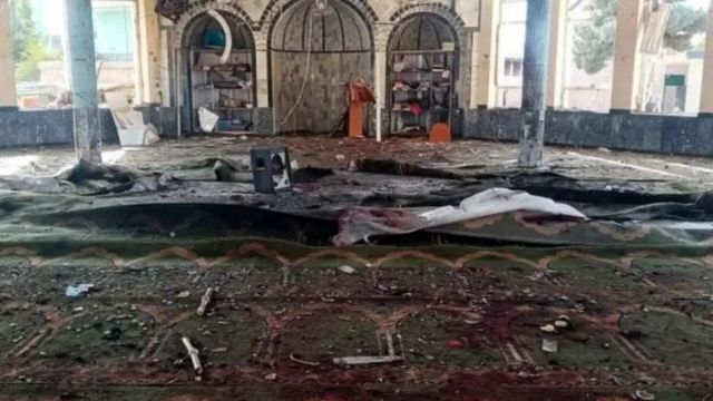 آثار انفجار في مسجد
