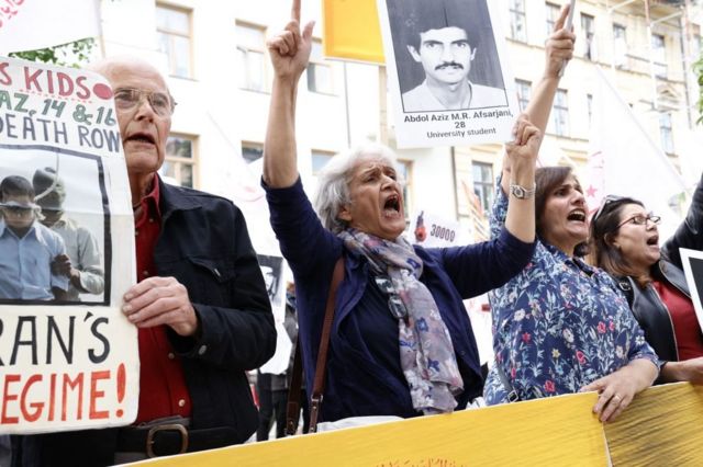 تجمع دادخواهان و حامیان مجاهدین خلق در مقابل دادگاه حمید نوری در استکهلم سوئد