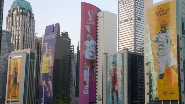 Les stars de la Coupe du monde ornent les gratte-ciel de Doha, au Qatar.