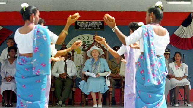 Dançarinas se apresentam para a rainha em Punta Gorda, Belize, 1994