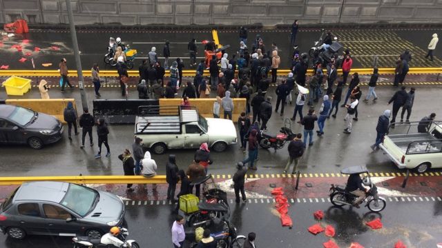 معترضان از جمله در تهران راه ها را بند آوردند