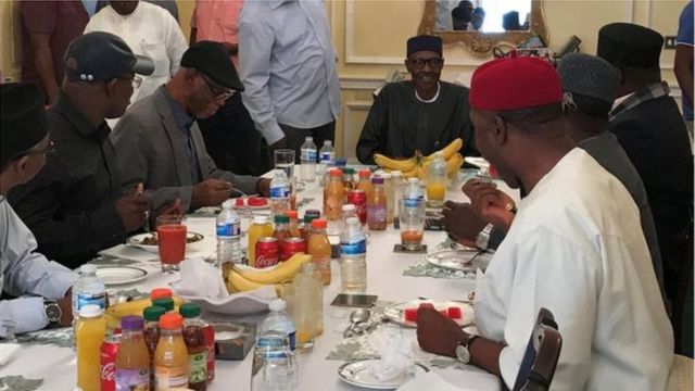 Perezida wa Nigeria, Muhammadu Buhari (hagati), afata ifunguro rya saa sita mu nzu ikorerwamo n'ambasade ya Nigeria i London