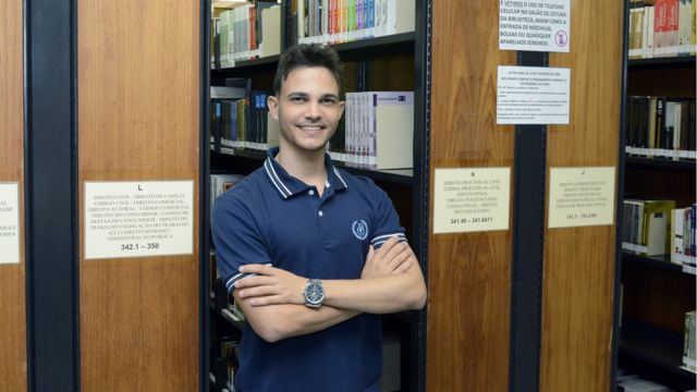 Wemerson Nogueira na biblioteca