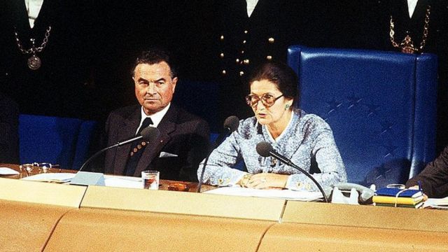 رئيسة البرلمان سيمون فيل تلقي خطابها الافتتاحي في 17 يوليو/تموز 1979 في البرلمان الأوروبي في ستراسبورغ