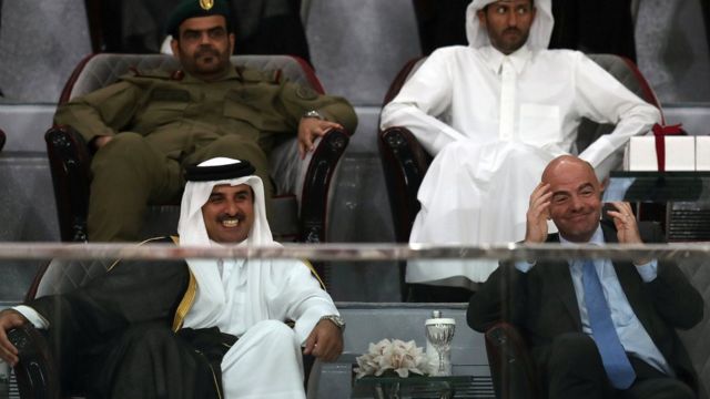 El emir de Qatar, Sheikh Tamim bin Hamad al-Thani, junto al presidente de la FIFA, Gianni Infantino.
