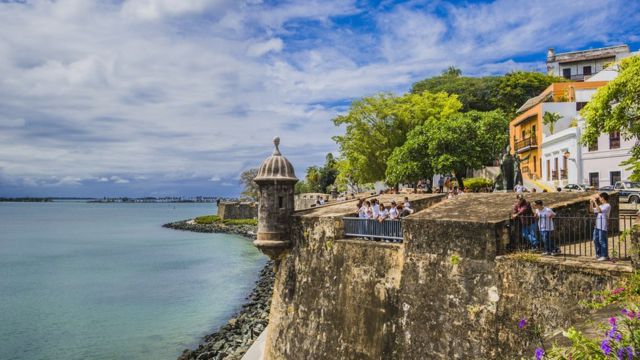 Puerto Rico tiene una combinación de historia colonial con bellezas naturales.