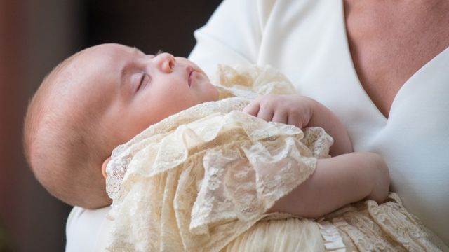 Catherine, Duchesse de Cambridge porte le prince Louis alors qu'ils arrivent pour son service de baptême au palais Saint-Jacques en 2018.