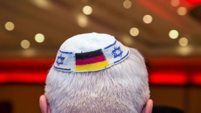 Recomiendan a los judíos en Alemania que no lleven la en público por el aumento del antisemitismo - BBC News Mundo