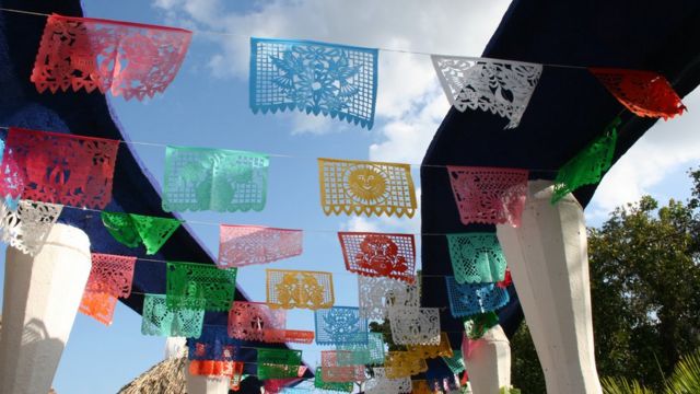 Papel picado en una calle