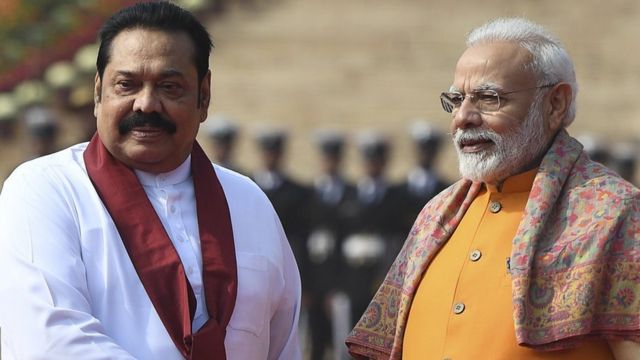 இந்தியப் பிரதமர் நரேந்திர மோதியுடன் (வலது) இலங்கை பிரதமர் மஹிந்த ராஜபக்ஷ