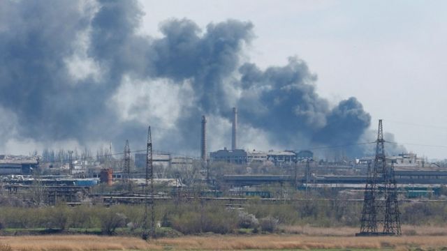 Dün Azovstal Demir Çelik Fabrikası'ndan yükselen dumanlar Mariupol'ün diğer bölgelerinden de görülüyordu