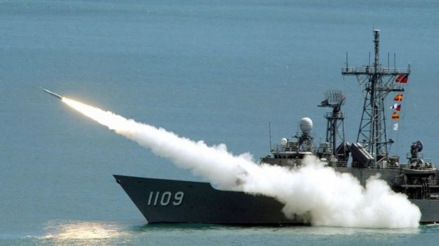 台湾のフリゲート艦が地対空ミサイルを発射する様子（写真は2003年9月）