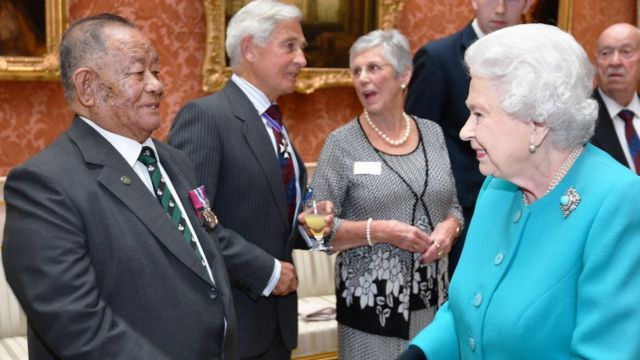 सन् २०१८ मा बकिङ्गम राजदरबारमा महारानीसँगको भेटमा भिक्टोरिया क्रस विजेता भूतपूर्व क्याप्टेन रामबहादुर लिम्बु