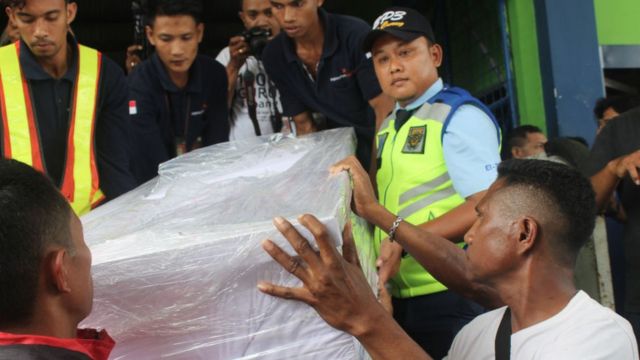 Peti mati yang membawa jenazah Adelina.