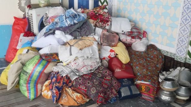 Monte de roupas, cobertores e outros itens doados por moradores de Gumti