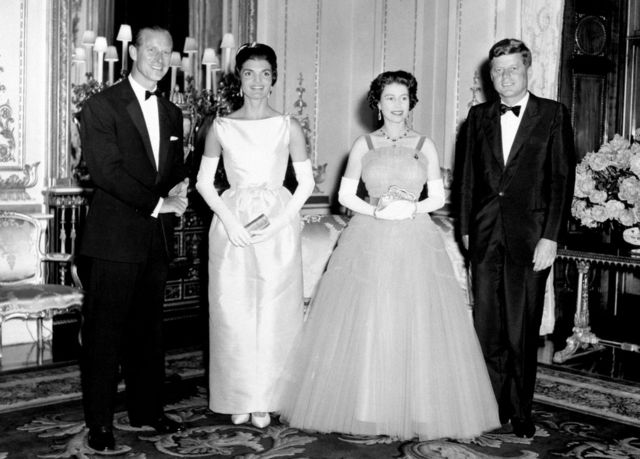 从右至左：约翰．肯尼迪、杰奎琳．肯尼迪、伊丽莎白女王与菲利普亲王摄于伦敦白金汉宫（5/6/1961）