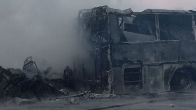 El autobús calcinado tras el incendio