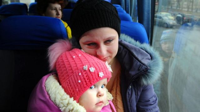 Жінка з дитиною Донбас