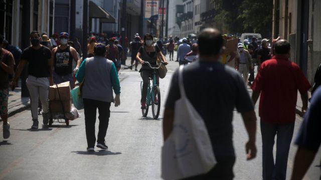 Gente en una calle de Lima