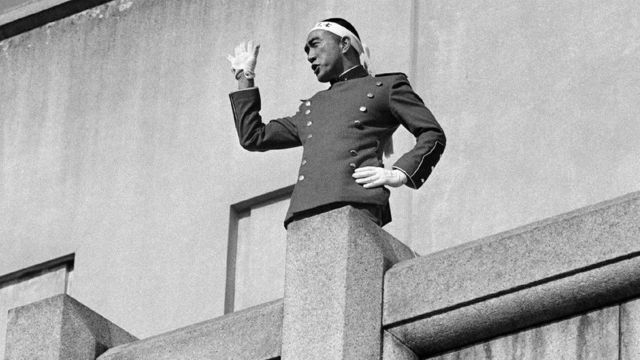 25. novembra 1970 Mišima je održao govor vojnicima okupljenim pod terasom na kojoj je stajao, nakon čega je oduzeo sebi život