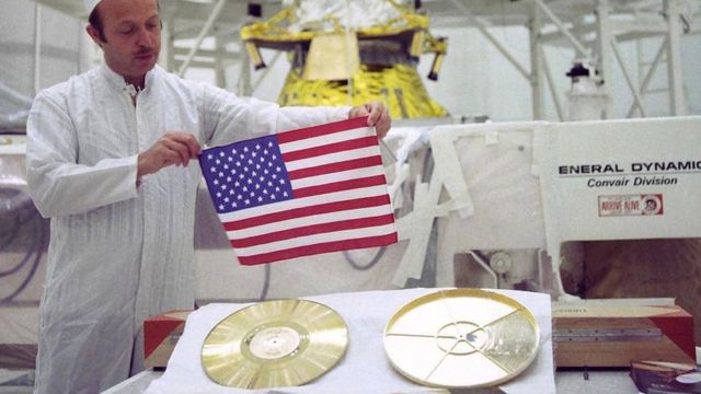 Bandera y disco dorado llevados por el Voyager 2