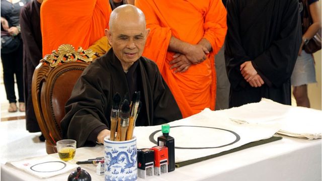 Thiền sư Thích Nhất Hạnh viết thư pháp trong chuyến đi thăm Thái Lan hồi tháng 04/2013