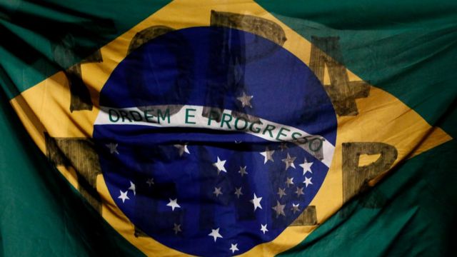 Bandera de Brasil con el texto: "Fora Temer" (afuera Temer).