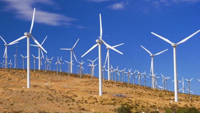Turbinas eólicas em morro em paisagem semiárida