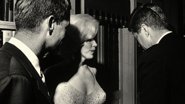 Robert y John Kennedy con Marilyn Monroe en el centro
