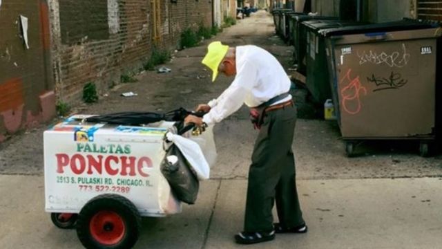 サンチェスさんが押す台車にはお客の注意をひくためのべルが付けられている