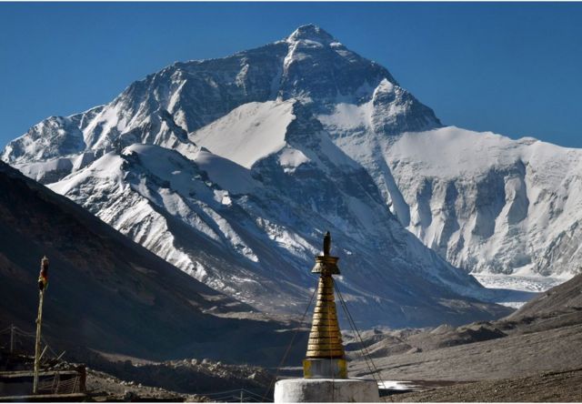 從西藏珠峰大本營附近的絨布寺看珠穆朗瑪峰。尼泊爾與中國接壤，中間隔著喜馬拉雅山脈。