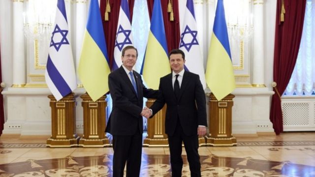 O presidente israelense Isaac Herzog em encontro com o presidente ucraniano Volodymyr Zelensky em 2021