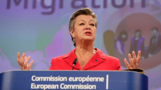 المفوضة الأوروبية للشؤون الداخلية إيلفا يوهانسون تتحدث خلال مؤتمر صحفي حول ميثاق جديد للهجرة واللجوء في المفوضية الأوروبية في بروكسل، 23 سبتمبر/أيلول 2020