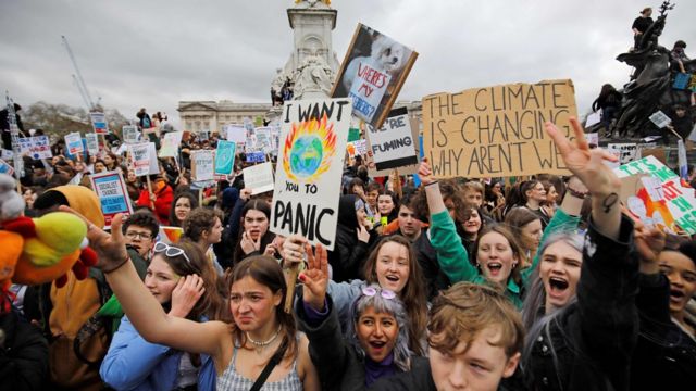 Мартовская демонстрация школьников у Букингемского дворца в Лондоне