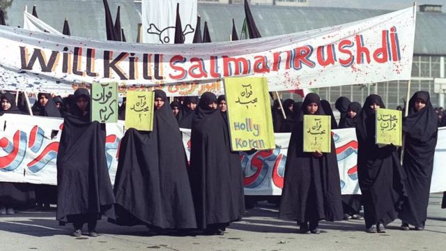 متظاهرات ايرانيات ضد رواية "آيات شيطانية" بعد ثلاثة ايام من صدور فتوى الخميني