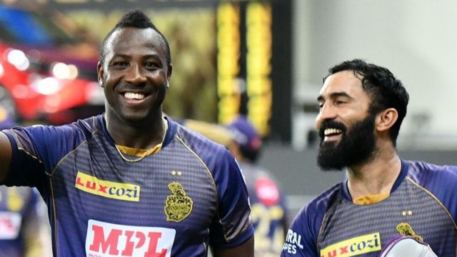 दिनेश कार्तिक और आंद्रे रसेल