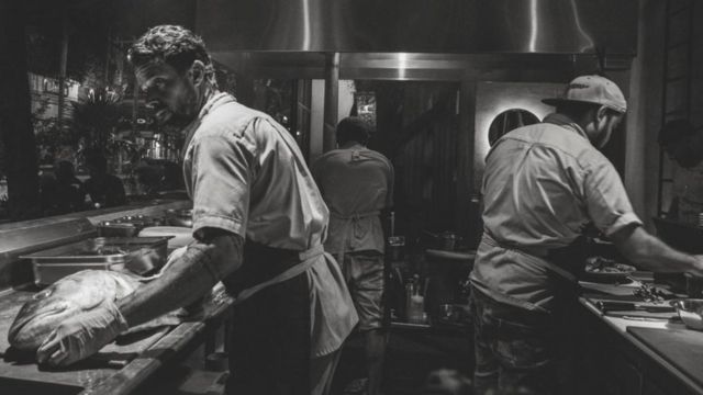 Pedro Abascal trabalhando na cozinha de seu restaurante
