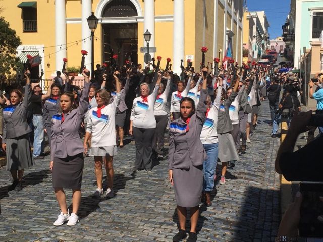 varias mujeres protestan en Viejo San Juan usando ropa similar a la que vestía la mujer cuando atacó el Congreso